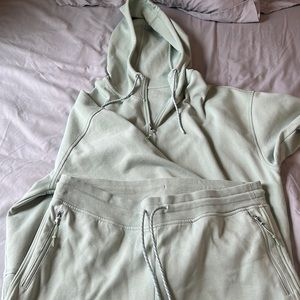 Old navy athletic set (L/XL